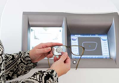 Exakter Brillenschliff direkt bei Optik Hinzelmann, Raesfeld